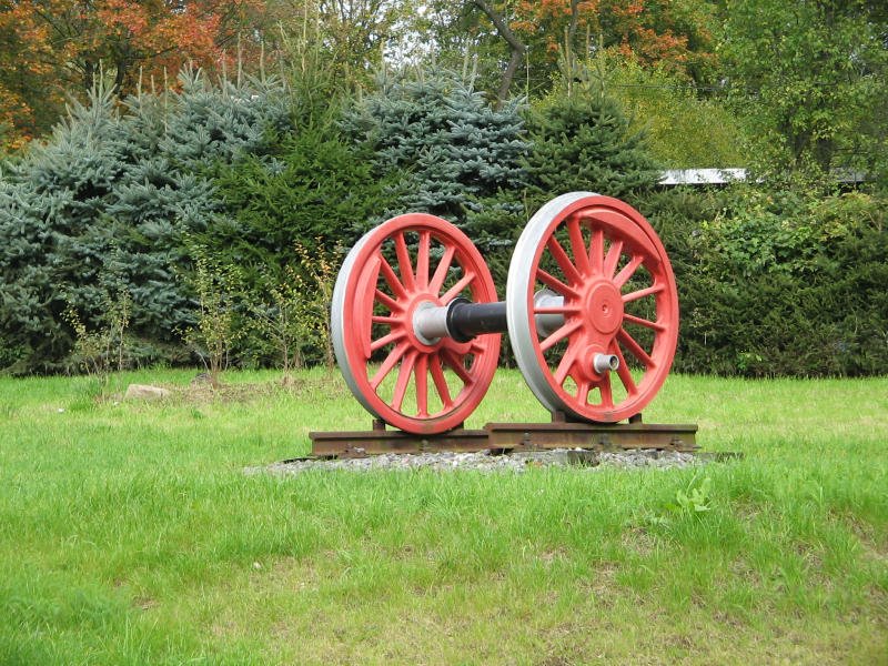 An der Einfahrt zum Eisenbahnmuseum Schwarzenberg steht der Radsatz der 50 3543, 03.10.07