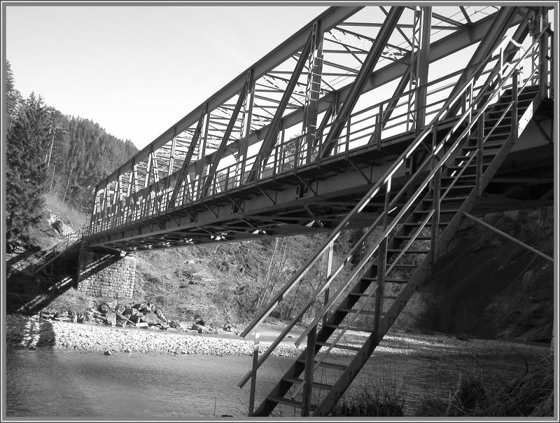 An der Eisenbahnbrcke der RhB ber den Vorderrhein bei Versam hngt auch ein Fussgngersteg fr den Wanderweg nach Trin-Mulin an der Postautostrecke Chur - Flims. (04.03.2007)
