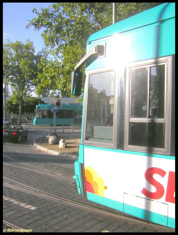 An der Endstation Rebstcker Strae der Interimslinie 10, die nur vom 31.07. bis 18.08.2006 als Ersatzangebot fr die Fahrgste wegen der bauarbeitsbedingten teilweisen Sperrung des S-Bahn-Tunnels verkehrte, stand am 18.08.2006 der S-Triebwagen 211 auf dem 4. Zug. Im Hintergrund fuhr der S-Triebwagen 247 auf der Linie 11 in Fahrtrichtung Hchst.