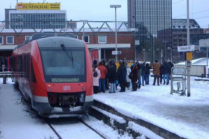 An den ersten heftigen Wintertagen am 26.11.2005, wartet dieser 648, dass neue Fahrgste einsteigen (Dortmund Hbf).