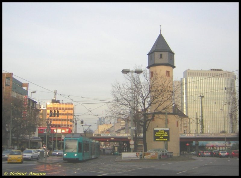 An der Galluswarte fahren die Straenbahnen unter der DB-Trasse durch, mit etwas Glck bekommt man eine Straenbahn und einen Zug auf das Bild. Am 22.02.2007 fuhr gerade eine S-Bahn mit einem 423 auf der Brcke in Richtung Hauptbahnhof, als der R-Triebwagen 004 auf dem 6. Zug der Linie 21 zur Mnchhofstrae die Haltestelle verlie.