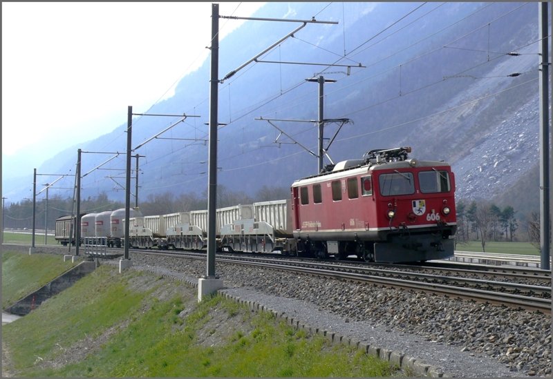 An der gleichen Stelle, aber auf dem andern Gleis erscheint Ge 4/4 I 606  Kesch  mit einem RhB Gterzug. Mit etwas Glck kommen der Normal- und Schmalspurgterzug auch schon mal parallel daher. (31.03.2008)