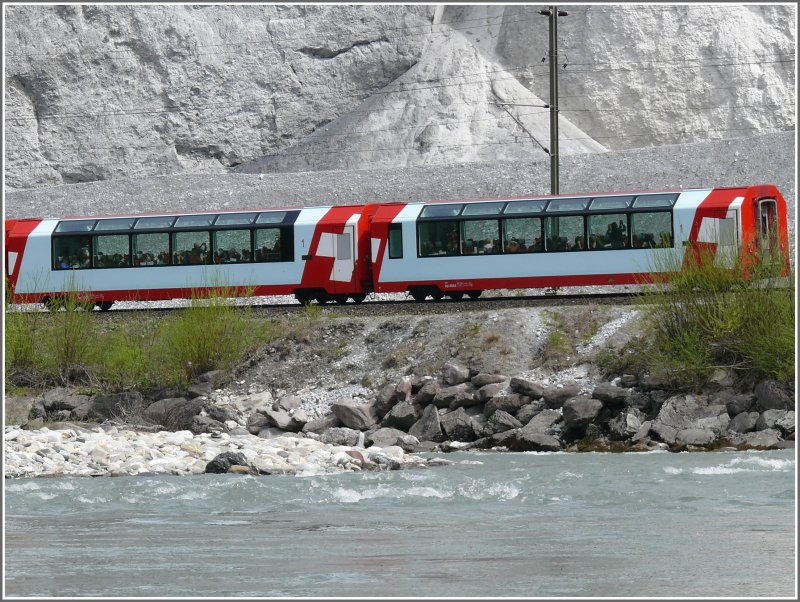 An gleicher Stelle die gut besetzten 1.Klasse Wagen des Glacier Express. (03.05.2008)