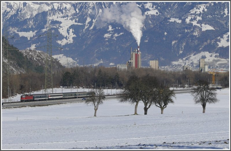 An gleicher Stelle zwei Minuten spter und dieses Mal auf der Normalspur fhrt RE 3811 Richtung Chur. (27.11.2008)