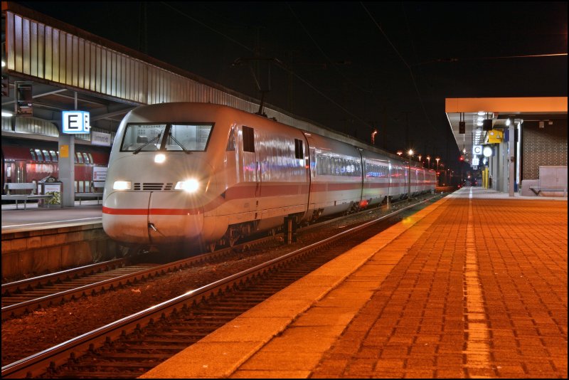 An Gleis 11 ist eingefahren: InterCityExpress 544 von Berlin Ostbahnhof ber Essen, Dsseldorf Flughafen und Dsseldorf nach Kln. (28.12.07)
