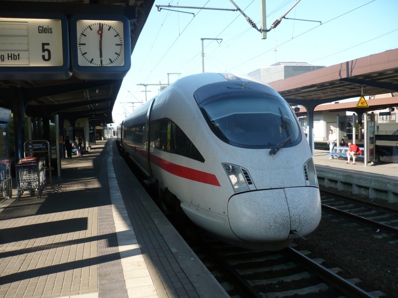 An Gleis 5 steht in Neumnster Abfahrbereit ICE 387 nach Hamburg. [10.05.2008]