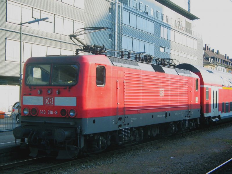 An Gleis 8 des Freiburger Hauptbahnhofes steht ein blicher Regionalzug bereit, der in wenigen Minuten ins Bahnbetriebswerk zurckkehren wird.(2.7.2009)