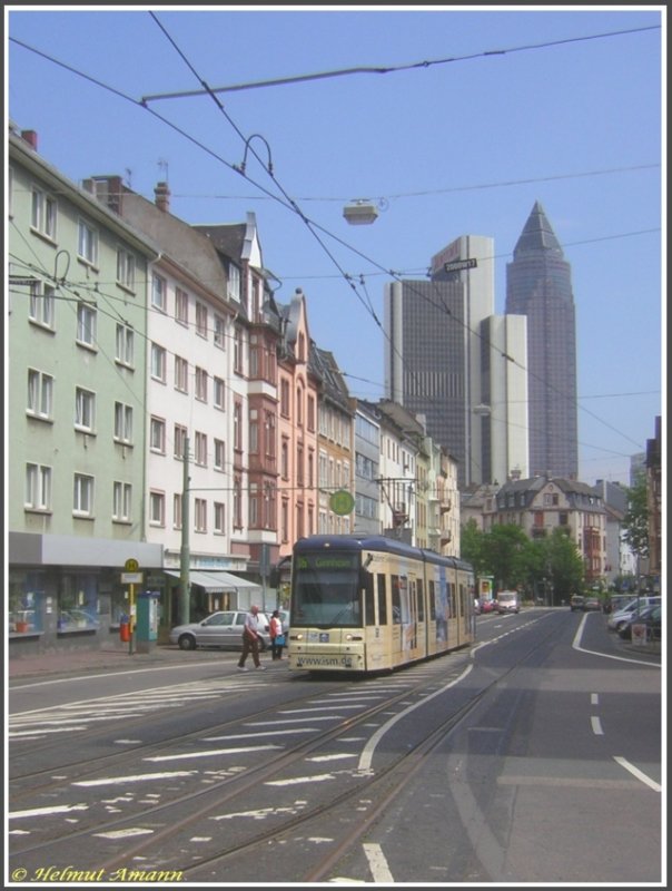 An der Haltestelle Adalbert-/Schlo�stra�e in Fahrtrichtung Ginnheim war am 11.06.2007 der 11. Zug der Linie 16 mit dem S-Triebwagen 263 eingefahren, vor der Kulisse des Marriott-Hotels im Bildhintergrund links und des Messeturms rechts direkt daneben.