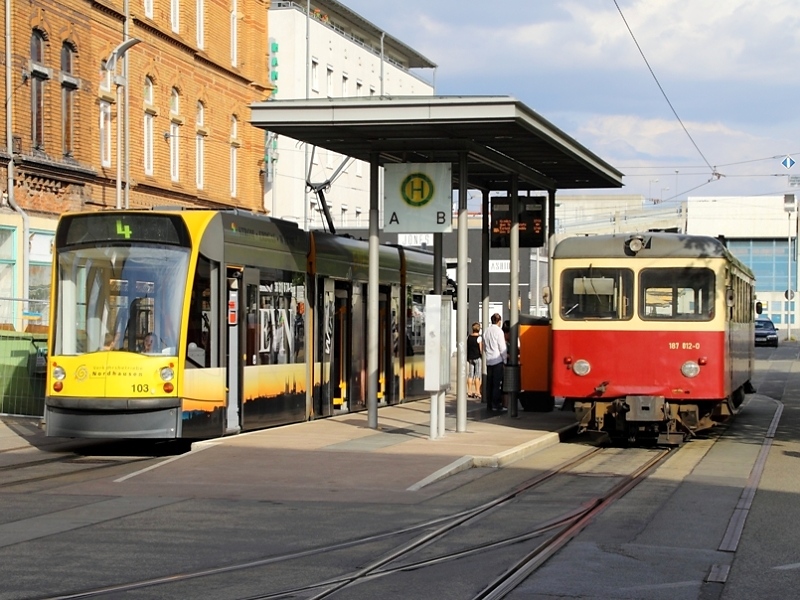 An der Haltestelle Bahnhofsplatz in Nordhausen treffen sich der 187 012-0 der HSB und der Combino 103. Die Linie 4 verkehrt als Ersatz fr die wegen Bauarbeiten in der Grimmelallee eingestellte Linie 2 nach Nordhausen-Ost.