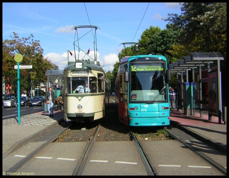 An der Haltestelle Hessendenkmal begegnete der L-Triebwagen 124 (ex224) mit l-Beiwagen 1242 am 21.10.2006 auf Sonderfahrt dem S-Triebwagen 217 auf dem 5. Zug der Linie 12 nach Fechenheim. 