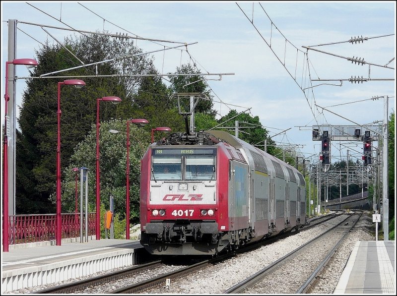 An der Haltestelle Lamadelaine ergibt sich ein farbliches Zusammenspiel des CFL Wendezuges mit den Lampen und dem Gelnder. 03.05.09 (Jeanny)