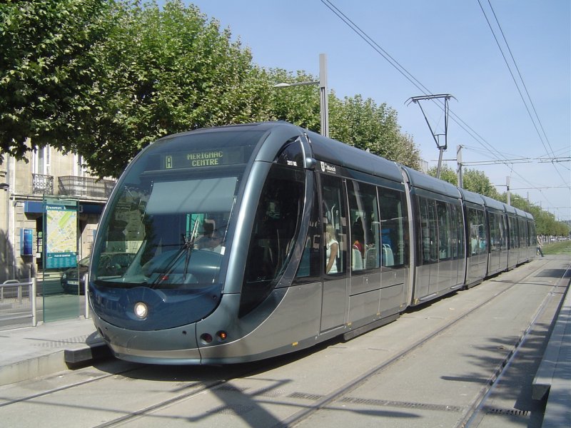 An der Haltestelle der Linie A  Jardin Botanique  am 21.9.2007 die Alsthom  Citadis  2217 M2, die den Namen der Partnerstadt von Bordeaux trgt: Mnchen.
