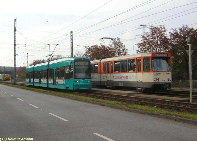 An der Haltestelle Mnchhofstrae befindet sich zwischen den
Streckengleisen eine Abstellanlage, in der auf dieser Aufnahme
am 02.10.2005 der Sonderzug mit den Pt-Triebwagen 654 und 653
stand, der hintere Triebwagen wurde durch den vorbeifahrenden
S-Triebwagen 218 der Linie 11 nach Fechenheim verdeckt. 