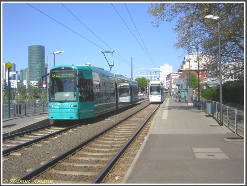 An der Haltestelle Universittsklinikum spiegelte sich am 15.04.2007 der S-Triebwagen 216 auf dem 6. Zug der Linie 15 zum Sdbahnhof rechts im Bild auf der Seite seines Artgenossen 229, der als 13. Zug der Linie 12 nach Schwanheim unterwegs war.