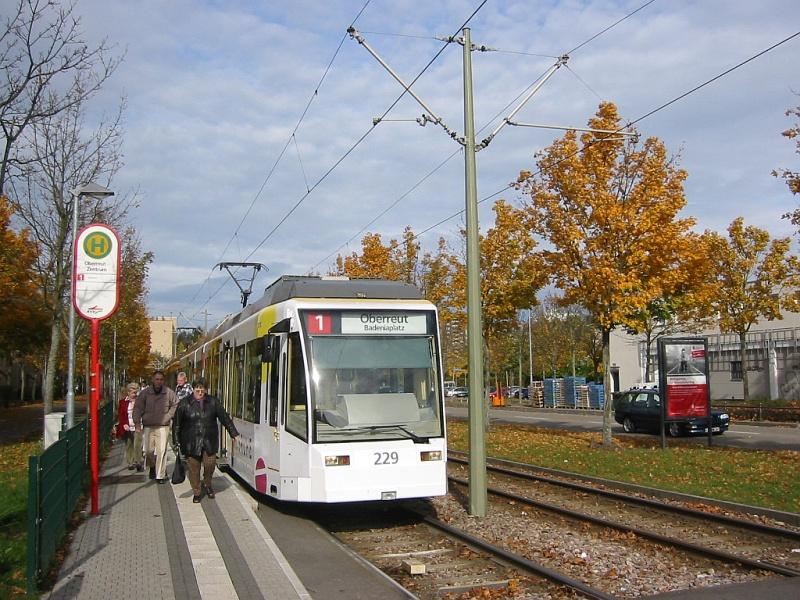 An der herbstlich eingefrbten Haltestelle Oberreut Zentrum hlt am 24.10.2005 ein zweiteiliger Straenbahnzug mit Wagen 229 an der Spitze. 
