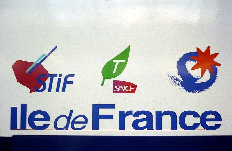 An den meisten blau-wei�en V2BN-Doppelstockwagen von Transilien sind diese vier Symbole angebracht, ich vermute, es bedeutet eine Fusion der Regionalgesellschaften, aufgenommen am 17.10.2008