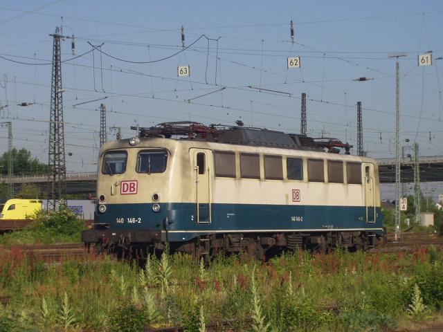 An Morgen des 12.Juni 2004 hat die blau/beige 140 146 Pause im Bw Hanau.
