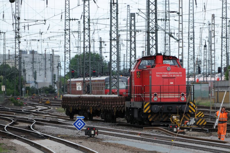 An der Nordausfahrt des Hauptbahnhofs von Darmstadt stand diese BR 201 von  Rose-Gleisbau  (MRG  Georg , ex 201 833) mit einem kurzen Bauzug, umgeben von einem wahren Mastenwald. (Mai 2009).