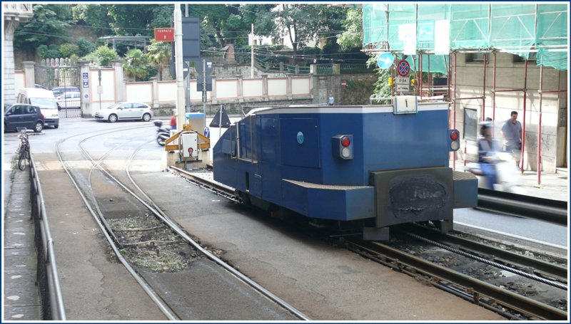 An der Piazza Scorcola wartet der Hilfswagen, bis sich der Tramwagen rckwrts an seinen Puffer gesetzt hat. (07.06.2009)