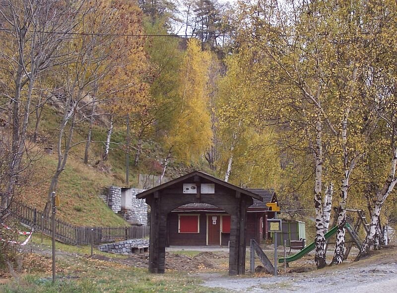 An der Rarnerkumme befindet sich eine Htte mit Kinderspielplatz, die aber im November geschlossen ist. Von hier bis zum Bietschtal-Viadukt gibt es 2 Varianten, nach links einen steilen Berg hinauf und 2 km lnger und nach rechts eben, aber steinschlaggefhrtet, ich bin beide gegangen, am 08.11.2006 nach links. 