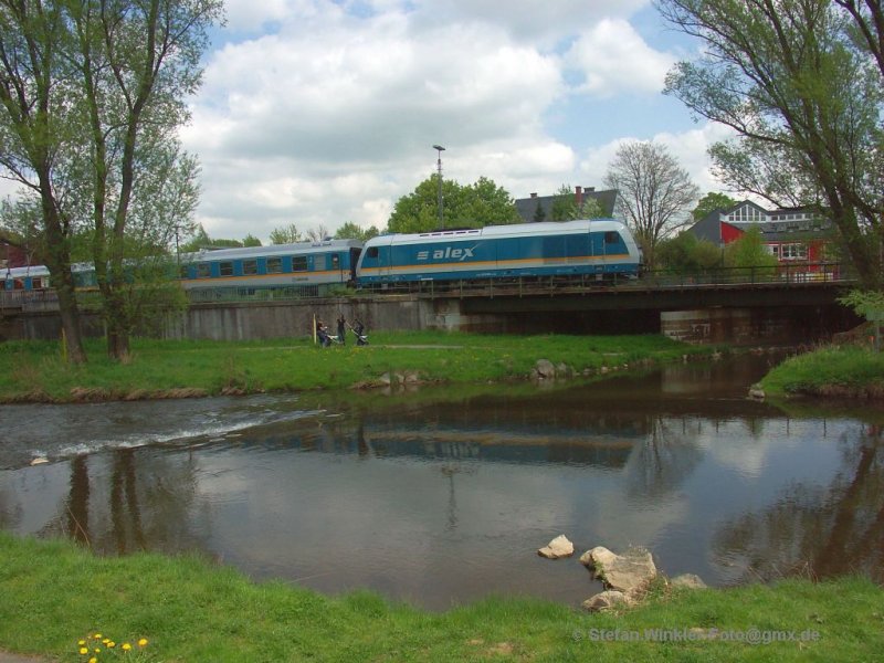 An der Saale hellem Strande in Oberkotzau, April 2009.  Der Alex  mit einer 223 fhrt in Richtung Sden, also nach Mnchen durch den Ort. Diese Stelle muss ich wohl noch mal besuchen.....