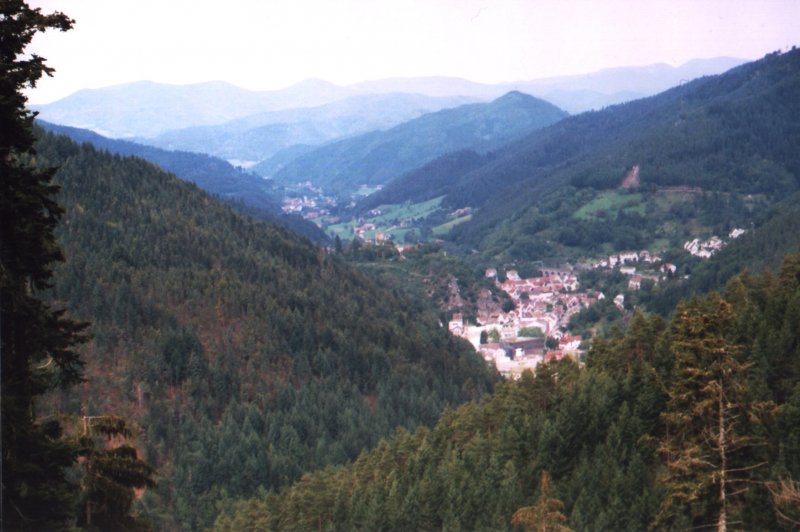 An der Schwarzwaldbahn: 
Im Gel�nde (V): Blick vom Schlo�felsen hinab nach Hornberg und 
ins untere Gutachtal, weit oberhalb des Streckenkiometers 45,0.
Im Hintergrund erkennt man noch den 945 Meter hohen Brandenkopf,
die h�chste Erhebung des mittleren Schwarzwaldes. 