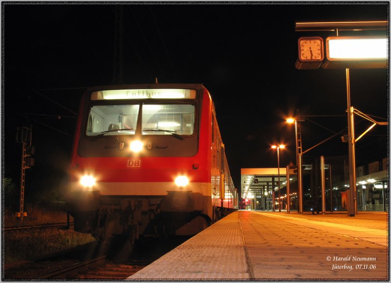 An der Spitze des RE38303/RB28145 Jterbog-Falkenberg/E.-Cottbus luft noch tglich ein Steuerwagen der Bauart 482.1. Als dieses idyllische Foto entstand war noch nicht abzusehen, dass der Zug 30 Minuten spter in Jterbog abfahren wrde, weil die Sicherungstechnik des ESTW Jterbog eine Ausfahrt aus Gl.5 nicht zulie.