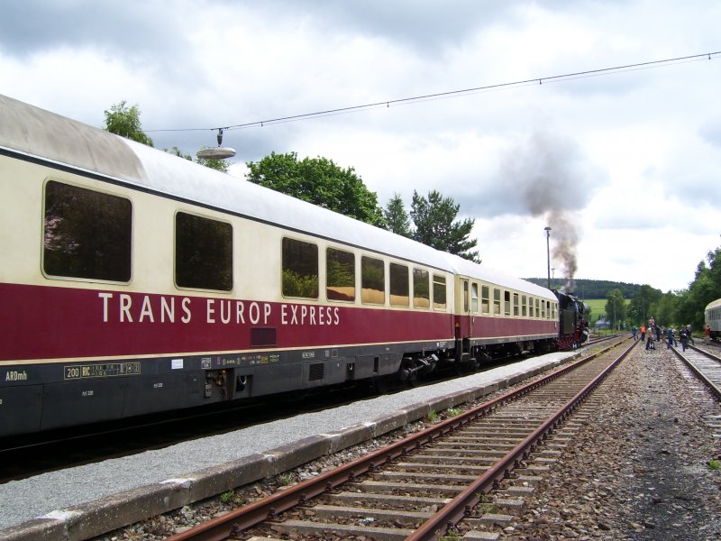 An der Spitze des Rheingold Sonderzuges mit 50 3628 hingen zwei TEE Wagen. (23.06.07, Bahnhof Schlettau)