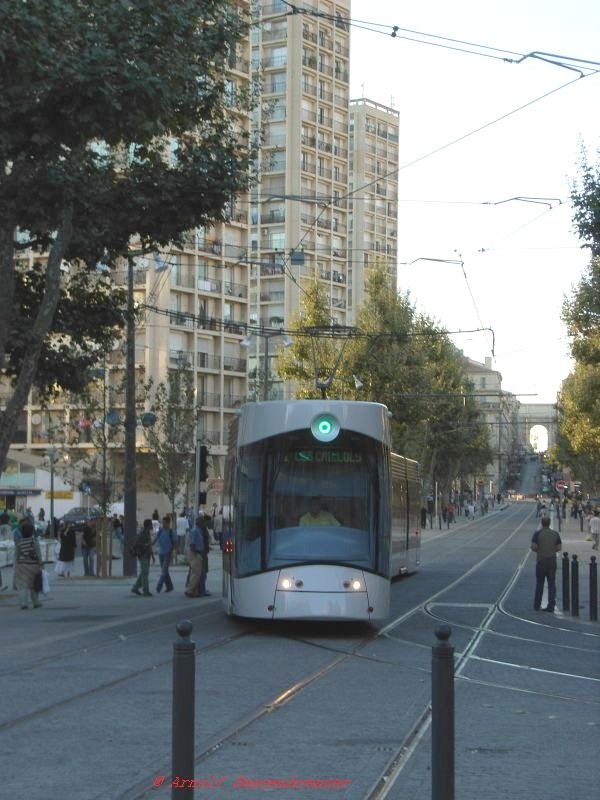 An der Station Canebire-Garibaldi ist eine Tram Linie T1 unterwegs Richtung Les Caillols.
Die Frontpartie der Triebzge soll an ein Schiff erinnern, ein Hinweis auf die Bedeutung Marseilles als grter Seehafen Frankreich.

06.09.2007 Marseille