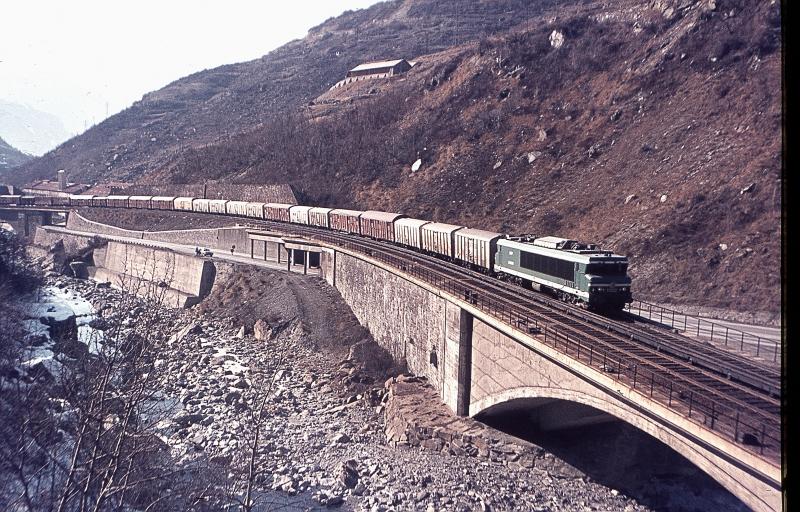 An dieser Stelle auf der anderen Talseite ereignete sich das gr��te Eisenbahnungl�ck des 1.Weltkrieges. Ein entlaufener Truppentransport-Zug mit Dampflok zerschelte an den Felsh�ngen, explodierende Munition sorgte zus�tzlich f�r ein totales Chaos mit �ber 1000 Toten. die Strecke wurde aus diesem Grunde sp�ter auf die Talseite verlegt die hier abgebildet ist.