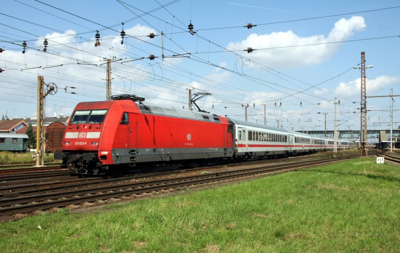 An Stelle des ICE24 kam heute ein mit DB 101 033 bespannter Ersatzzug zum Einsatz. Aufgenommen im Bahnhof Wels am 30. August 2008.  