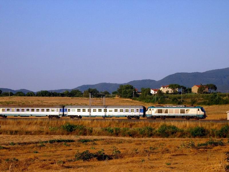 an dieser Stelle habe ich schon viel Zeit verbracht. Es sind immer wieder andere Einstellungen mglich. Hier eine E402 mit einem Treno Notte im Abendlicht.