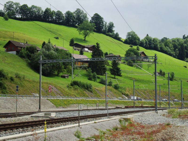 An dieser Stelle stand einst die Station Heustrich-Emdthal. Haus und Perron wurden abgebrochen. Nun erinnert nur noch das Verbotsschild  berschreiten der Gleise verboten  daran, dass hier einst ein Bahnhof war...