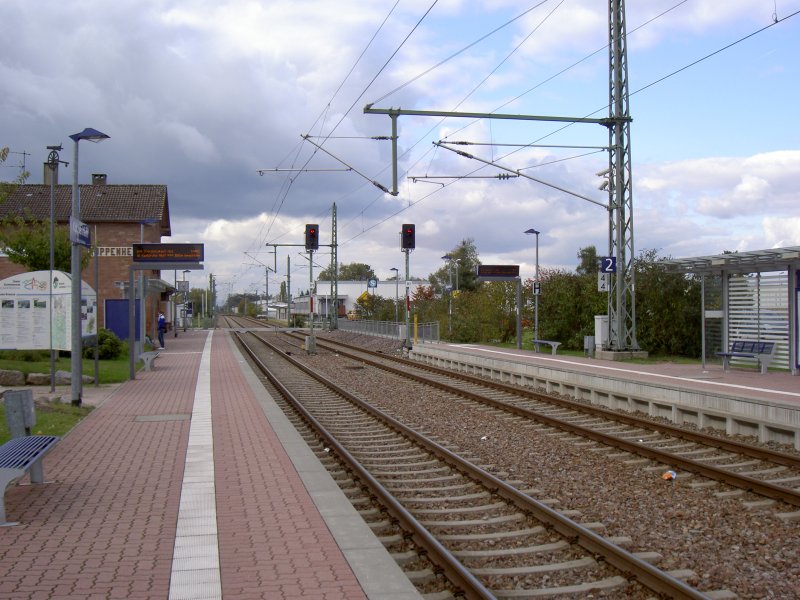 An dieser Stelle ist die Strecke noch zweigleisig. Weiter vorne, in Richtung Rastatt, werden beide Gleise zusammengefhrt und bis Rastatt Bf. geht es eingleisig weiter. Foto vom 18. Oktober 2009.