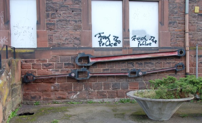 An der Strassenseite des Bahnhofs Karthaus, welcher auch schon bessere Zeiten erlebt hat, befindet sich als Dekoration 2 Pleuelstangen. Leider sind keine Angaben �ber die Spenderlok vorhanden. Vielleicht weiss jemand mehr. 
Gesehen am 18.10.2009