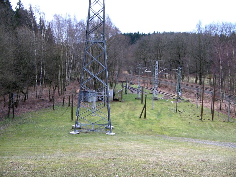An der Strecke Freiberg-Holzhau findet man diesen Platz, vielleicht ein bungsplatz fr die Ausbildung von Oberleitungsmonteuren der DB, 20.01.08