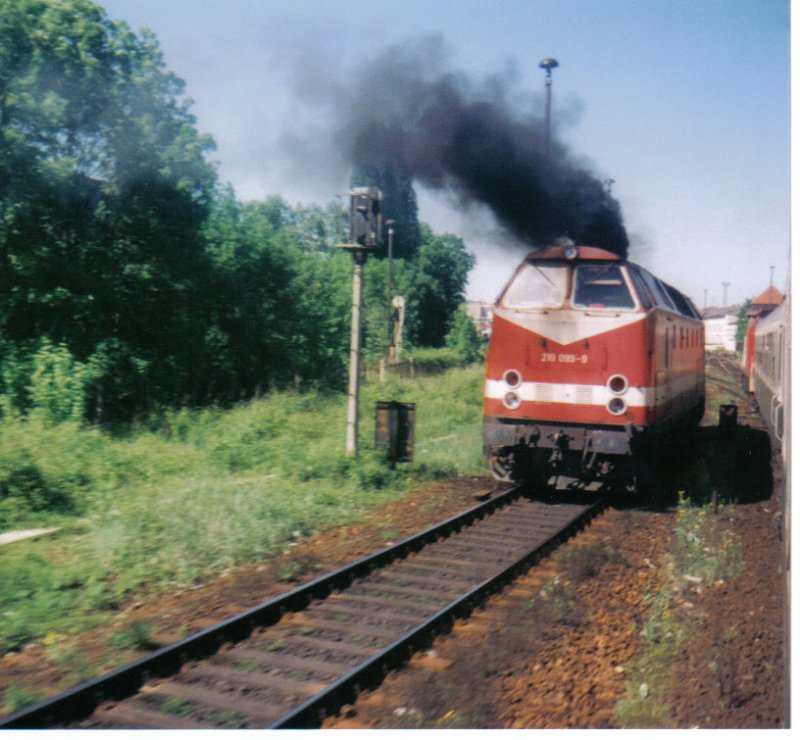 An der sdlichen Bahnhofseinfahrt von Gera Hbf, konnte ich 219 099 beim anfahren ablichten. Kurz darauf setzte sie sich an die RB nach Altenburg. Bild von Mai 2000.