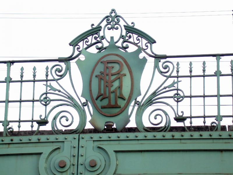 An der Unterfhrung der Avenue Malaussena beim Bahnhof Nice-Ville prangt dieses Zeichen der ehemaligen Privatbahn Paris-Lyon-Mditerrane. (08.10.2004)
