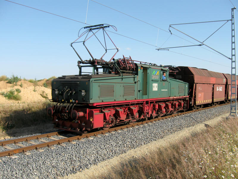 An der Verbindungsstrae zwischen Hohenmlsen und Pirkau kann man die EL2 der MIBRAG noch im tglichen Einsatz erleben, 16.07.09