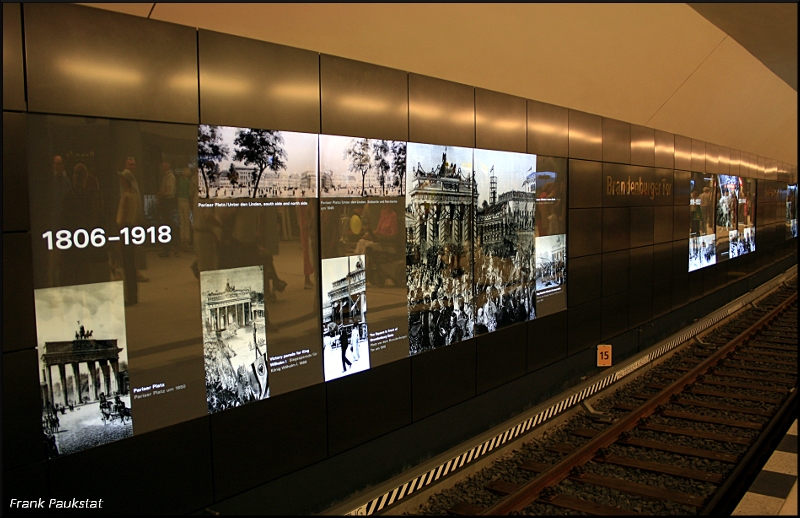 An den Wnden befinden sich von hinten beleuchtete Zeittafeln, die ber die Geschichte des Brandenburger Tors informieren. Eine interessante Zeitreise zu einem interessantem Bauwerk in einer U-Bahnstation (U55, Berlin Brandenburger Tor, 08.08.2009)