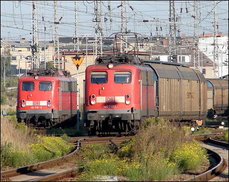 (((An wen erinnert mich nur diese Lok ??? ))) 140 057-1 mit einem Gz unterwegs nach Mukran. (Stralsund am 23.09.06)