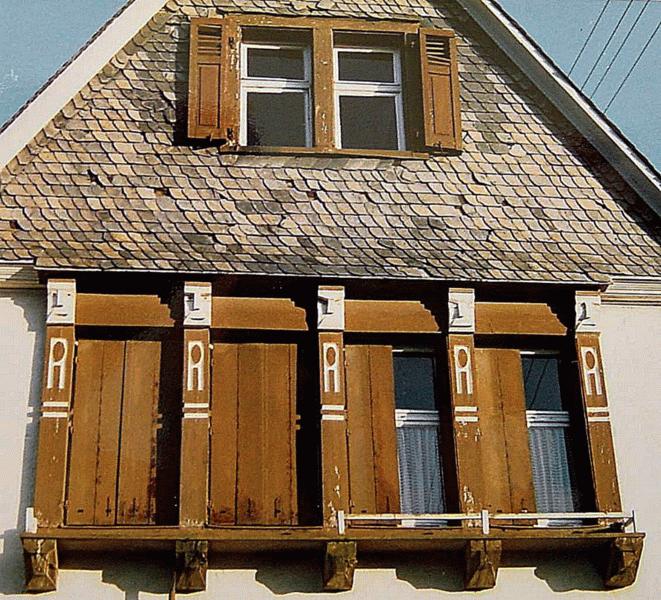 An der Westseite des Bahnhofs Grvenwiesbach gibt es Symbolik in Holz; weitlufig wird man an den Stil nordlndischer Traditionsbauten erinnert, 1. Hlfte der 1980iger Jahre.