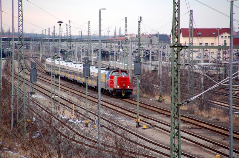 Andere  Sichtweise  auf den geschlepten InterConnex. Gesichtet am 20.01.09 in Bitterfeld. Die 146 522 hatte erst den Panto unten, dann kurz gehoben und dann aber wieder unten. Defekt an der Lok?