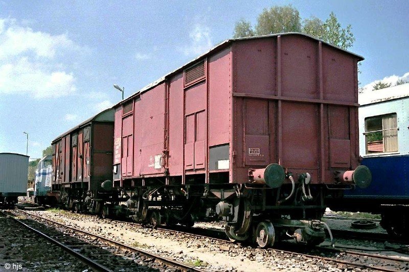 Anders als heute gab es 1989 bei der FdS auf einigen Strecken noch Gterverkehr, teilweise mit Rollbcken. Hier werden ein FS-Wagen  (typisch: das Spitzdach) und ein DB-Wagen fr die Fahrt nach Noro bereitgestellt (Macomer FdS, 12. September 1989).