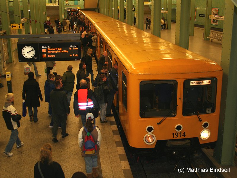 Andrang im U-Bahnhof Alexanderplatz: 
Der Historische E3-Zug ist gerade aus der Kehranlage in den Bahnhof eingerollt und wird in Krze nach Biesdorf-Sd fahren.
(17.12.2006)
