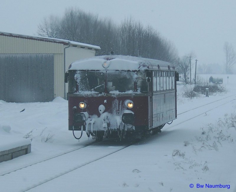 Anfang 2005 kam fr die Staudenbahn ein  Roter Brummer  als Ersatzfahrzeug zum Einsatz. Hier am 17.02.2005 in Pfaffenhausen mit Seitenwerbung  Schwarzwlder Schinken  (Hmmmmm);o) Leider ist mir die Fahrzeugnummer nicht bekannt...