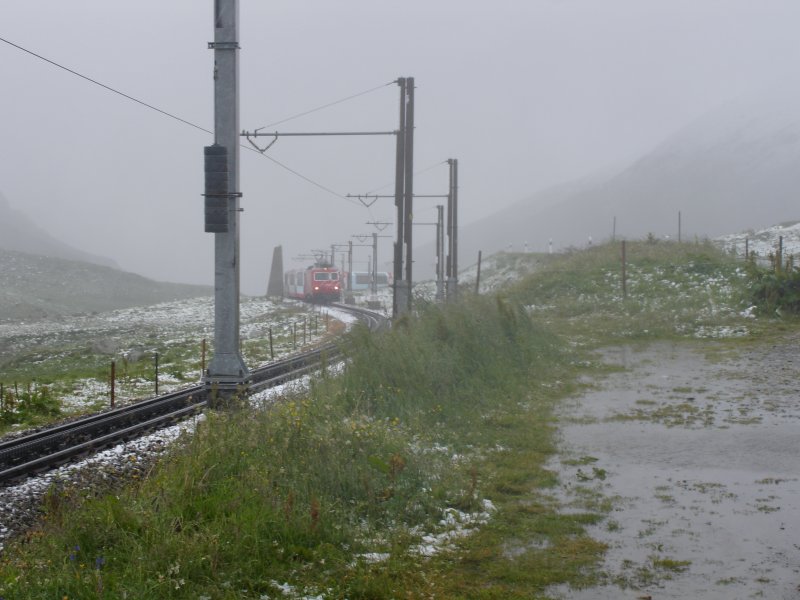 Anfang August? Hhstens am Papier, nicht aber am Oberalppass. Gerade kommt ein Zug des Glacier Express vorbei