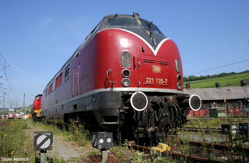 Anfang Juni 2007 weilt 221 135 bei EBW in Wrzburg Hbf.