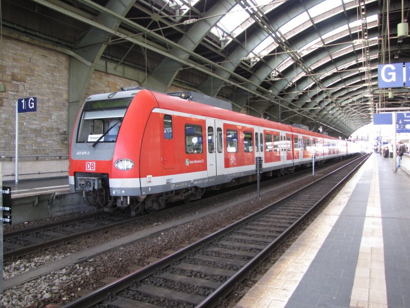 Anfang Oktober 2009 am Gleis 1 Berlin Ostbahnhof noch immer Pendelverkehr mit BR 423 aus Mnchen