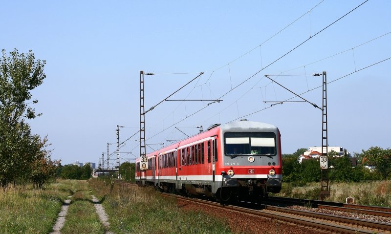 Angefhrt von 628 277 fahren am 27. August 2008 zwei Triebwagen der Baureihe 628 als 425-Ersatz als RE 18623 (Ludwigshafen-Karlsruhe) sdlich von Wiesental in Richtung Karlsruhe.